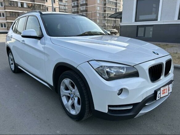 2012 BMW X1 18i I (E84) Рестайлинг, белый, 1300000 рублей - вид 1