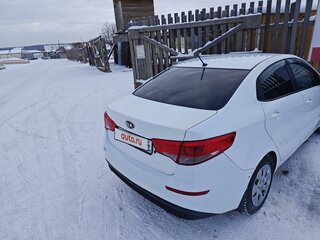 2015 Kia Rio III Рестайлинг, белый, 1100000 рублей, вид 3