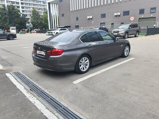 2013 BMW 5 серии 520i VI (F10/F11/F07), коричневый, 1750000 рублей, вид 3
