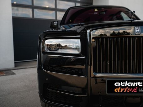 2023 Rolls-Royce Cullinan Black Badge I (Series I), чёрный, 35040000 рублей, вид 4