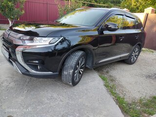 2020 Mitsubishi Outlander III Рестайлинг 3, чёрный, 2100000 рублей, вид 1