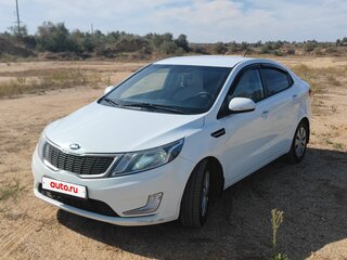 2013 Kia Rio 4-speed III, белый, 1050000 рублей, вид 2