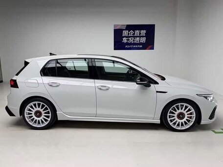 2023 Volkswagen Golf VIII, белый, 1744800 рублей, вид 3