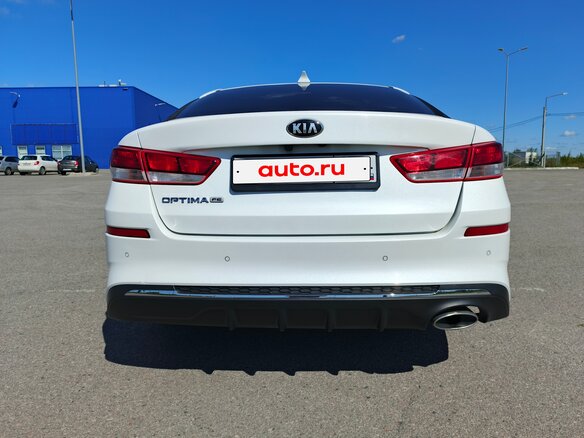 2019 Kia Optima IV Рестайлинг, белый, 1800000 рублей - вид 3