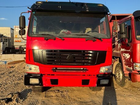 2007 Sinotruk Howo ZZ3327, красный, 1300000 рублей, вид 2
