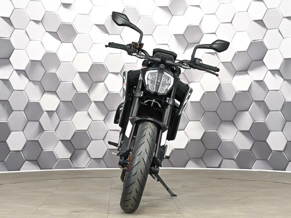 2023 KTM 890 Duke GP, чёрный, 899000 рублей - вид 4