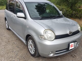 2004 Toyota Sienta I, серебристый, 680000 рублей, вид 2