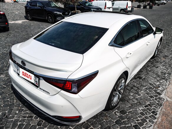2021 Lexus ES 300h VII Рестайлинг, белый, 5150000 рублей - вид 17