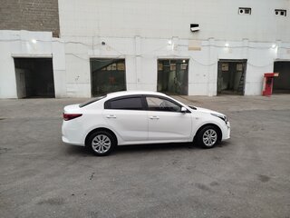 2021 Kia Rio IV Рестайлинг, белый, 1700000 рублей, вид 3