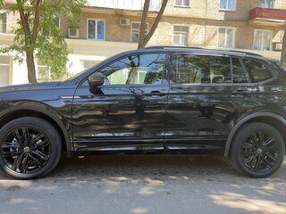 2021 Volkswagen Tiguan II Рестайлинг, чёрный, 3050000 рублей, вид 4