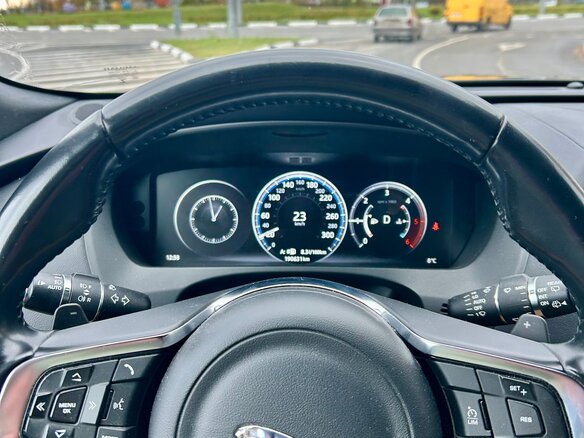 2018 Jaguar F-Pace I, чёрный, 2460000 рублей - вид 9