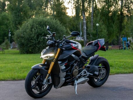 2022 Ducati Streetfighter V4, серый, 1900000 рублей, вид 2