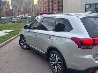 2019 Mitsubishi Outlander III Рестайлинг 3, серебристый, 1850000 рублей, вид 3