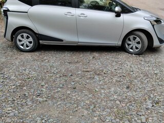 2019 Toyota Sienta II Рестайлинг, серебристый, 1450000 рублей, вид 3