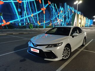 2021 Toyota Camry VIII (XV70) Рестайлинг, белый, 4950000 рублей, вид 2