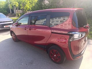 2021 Toyota Sienta II Рестайлинг, красный, 1687000 рублей, вид 4