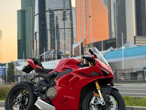 2023 Ducati Panigale V4, красный - вид 2