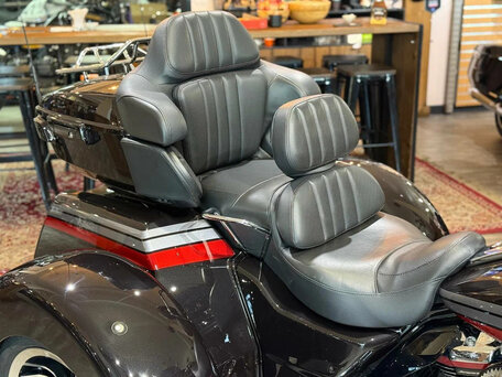 2020 Harley-Davidson CVO Tri Glide, чёрный, 7500000 рублей, вид 3