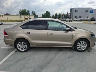 2017 Volkswagen Polo V Рестайлинг, бежевый, 650000 рублей, вид 4