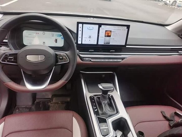 2026 Geely Emgrand III, серебристый - вид 12