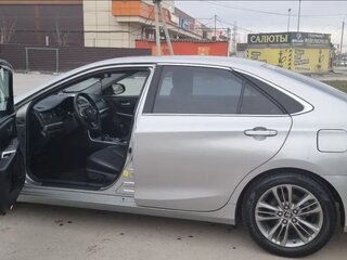 2016 Toyota Camry VII (XV50) Рестайлинг, серебристый, 1900000 рублей, вид 3