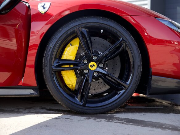 2023 Ferrari 296 GTB, красный, 34750000 рублей - вид 12