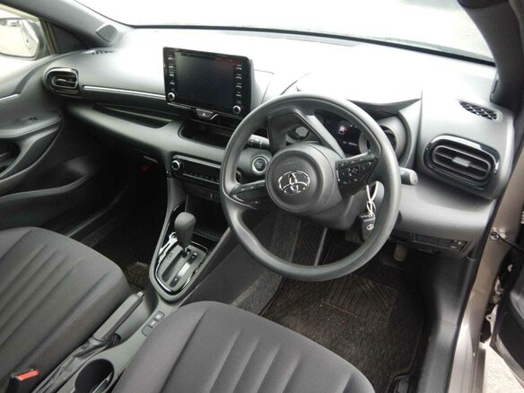 2020 Toyota Yaris IV, серый, 1450000 рублей - вид 6