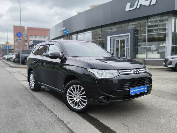 2013 Mitsubishi Outlander III, чёрный - вид 2