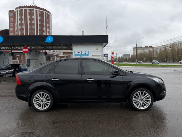 2010 Ford Focus II Рестайлинг, чёрный, 700000 рублей - вид 2