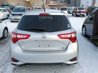 2018 Toyota Vitz III (XP130) Рестайлинг 2, серебристый, 1070000 рублей, вид 4