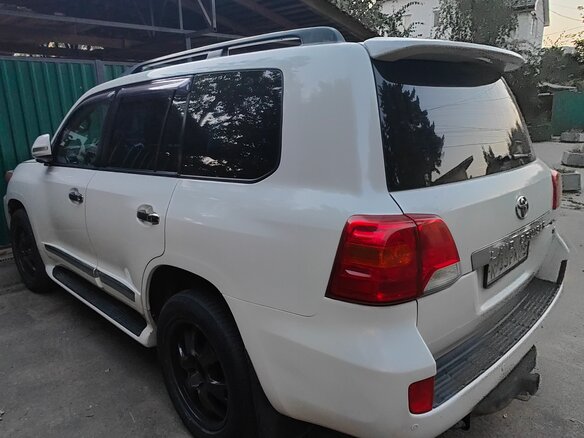 2013 Toyota Land Cruiser 200 Series Рестайлинг 1, белый, 3500000 рублей - вид 2