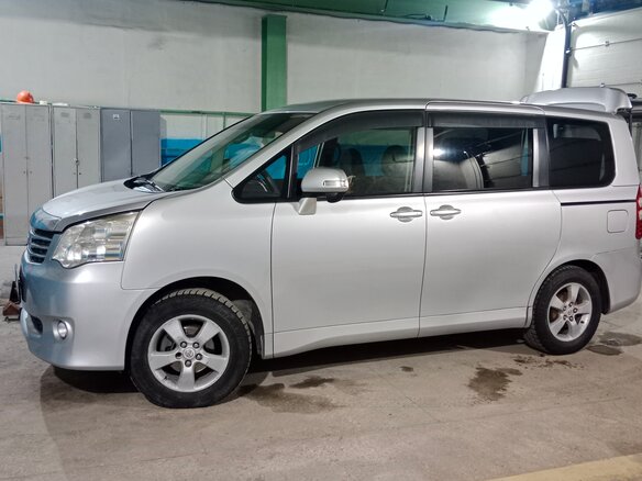 2010 Toyota Noah II (R70), серый, 1750000 рублей - вид 12