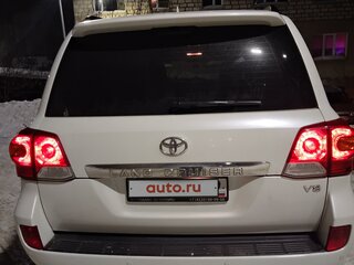 2013 Toyota Land Cruiser 200 Series Рестайлинг 1, белый, 5000000 рублей, вид 2
