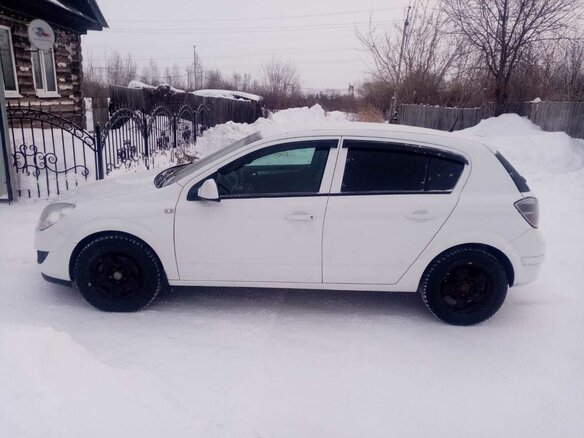 2011 Opel Astra H Рестайлинг, белый, 690000 рублей - вид 3
