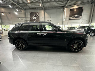 2021 Rolls-Royce Cullinan Black Badge I (Series I), чёрный, 35990000 рублей, вид 4