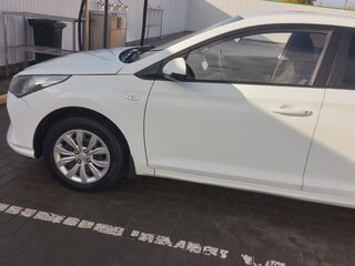 2017 Hyundai Solaris II, белый, 920000 рублей, вид 2