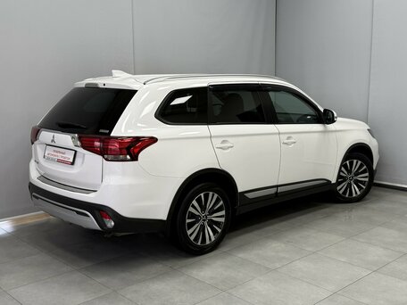 2020 Mitsubishi Outlander III Рестайлинг 3, белый, 2415000 рублей, вид 2