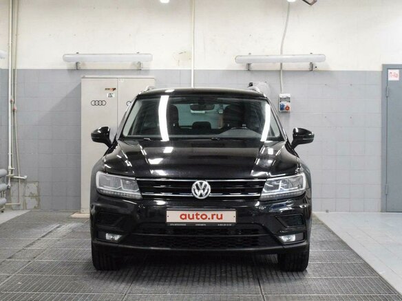 2017 Volkswagen Tiguan II, чёрный, 2040000 рублей - вид 1