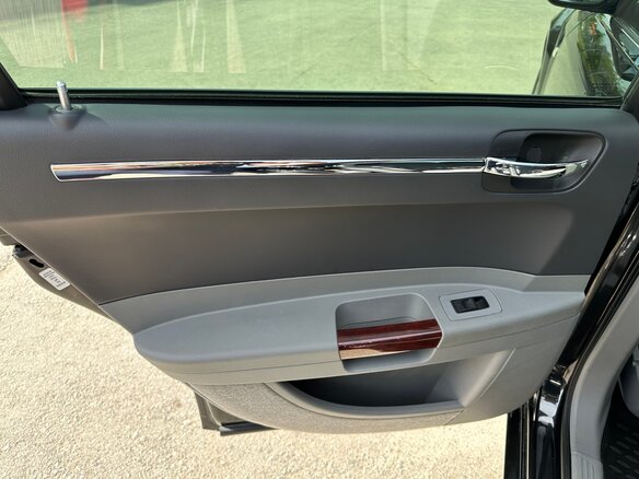 2005 Chrysler 300C I, чёрный, 1050000 рублей - вид 10