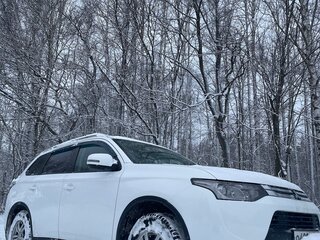 2014 Mitsubishi Outlander III Рестайлинг, белый, 1500000 рублей, вид 3