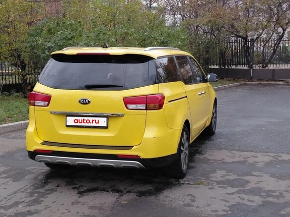 2017 Kia Carnival III, жёлтый, 2400000 рублей - вид 2