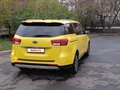 2017 Kia Carnival III, жёлтый, 2400000 рублей - вид 2
