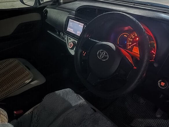 2017 Toyota Vitz III (XP130) Рестайлинг 2, серый, 900000 рублей - вид 11