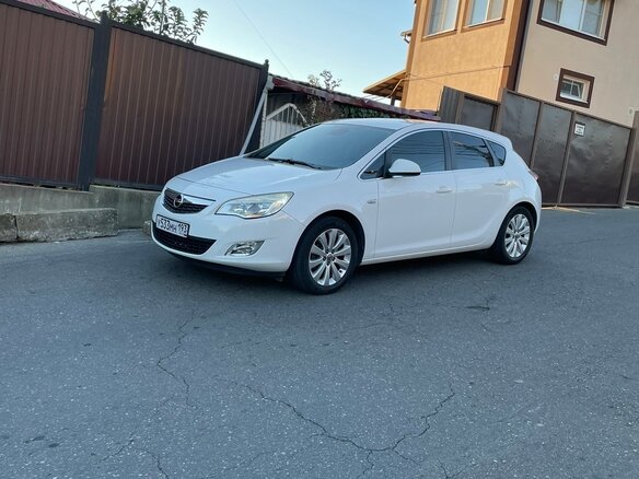 2011 Opel Astra J, белый, 720000 рублей - вид 1