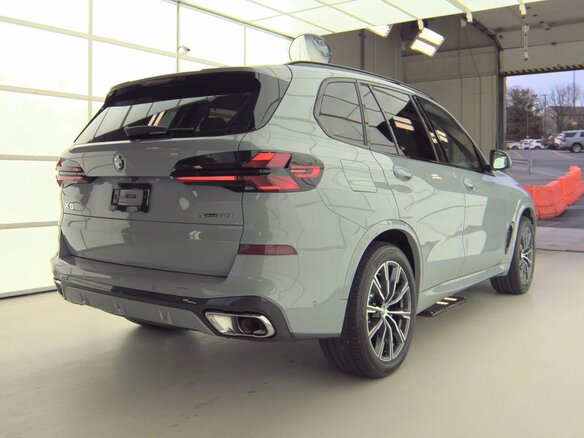 2024 BMW X5 40i IV (G05/G18) Рестайлинг, серый - вид 4