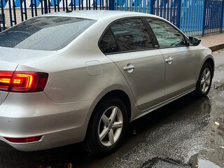 2014 Volkswagen Jetta VI Рестайлинг, серебристый, 900000 рублей, вид 2
