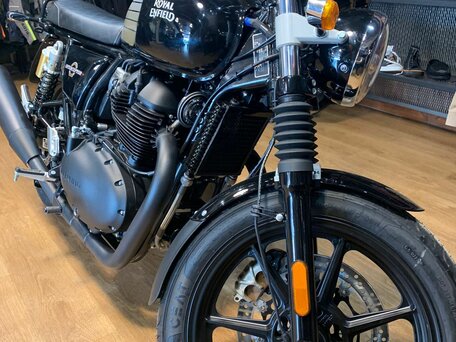 2025 Royal Enfield Interceptor 650, чёрный, 645420 рублей, вид 2