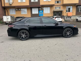 2022 Toyota Camry VIII (XV70) Рестайлинг, чёрный, 2500000 рублей, вид 4