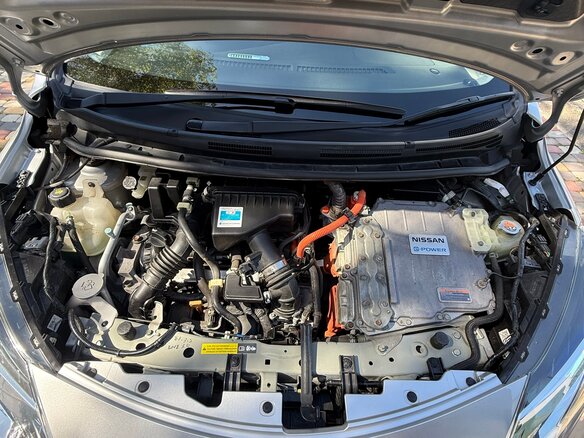 2018 Nissan Note e-Power II Рестайлинг, серебристый, 1250000 рублей - вид 14