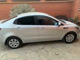 2014 Kia Rio 5-speed III, серебристый, 989000 рублей, вид 5